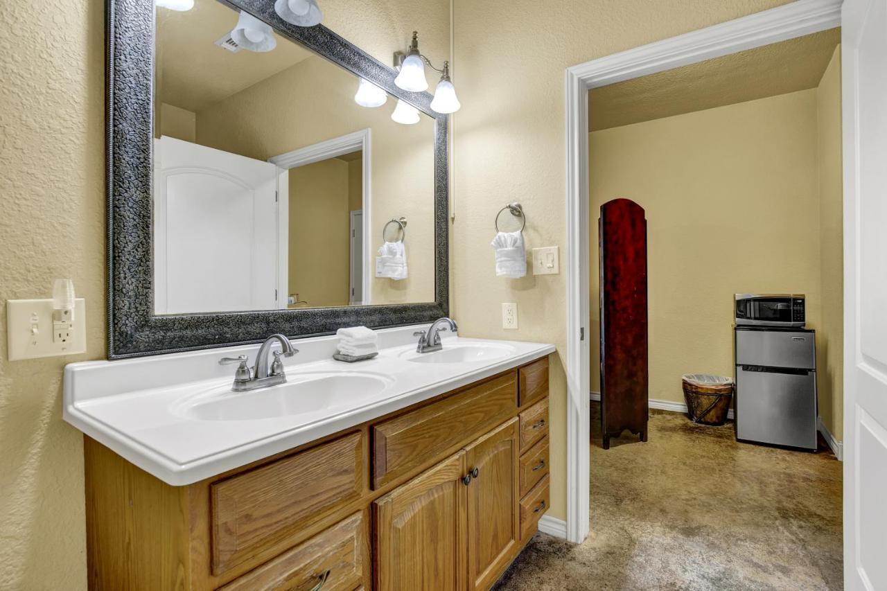 Romantic Oasis With Hot Tub Near Fred And Wineries! Fredericksburg Esterno foto