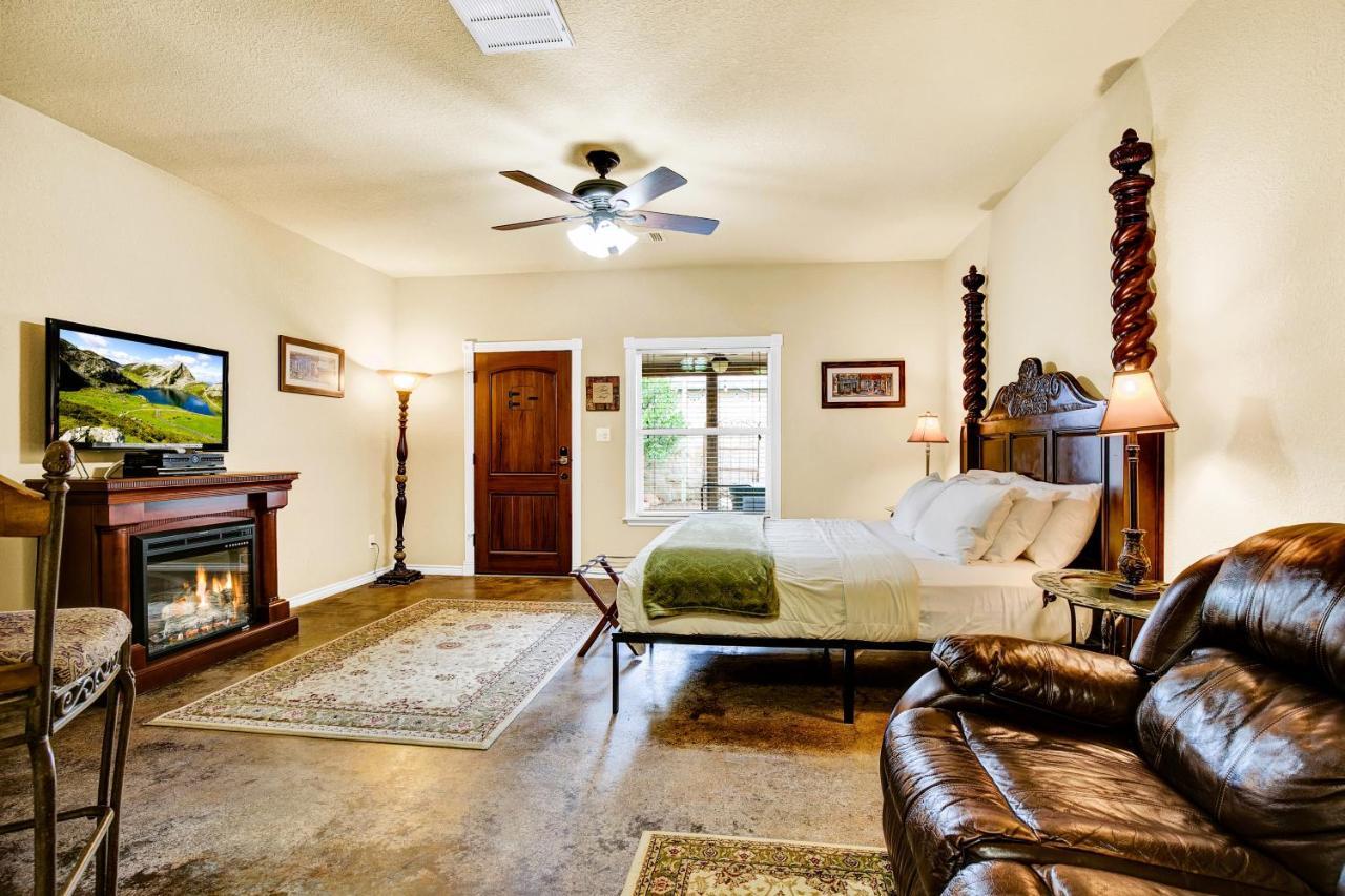 Romantic Oasis With Hot Tub Near Fred And Wineries! Fredericksburg Esterno foto