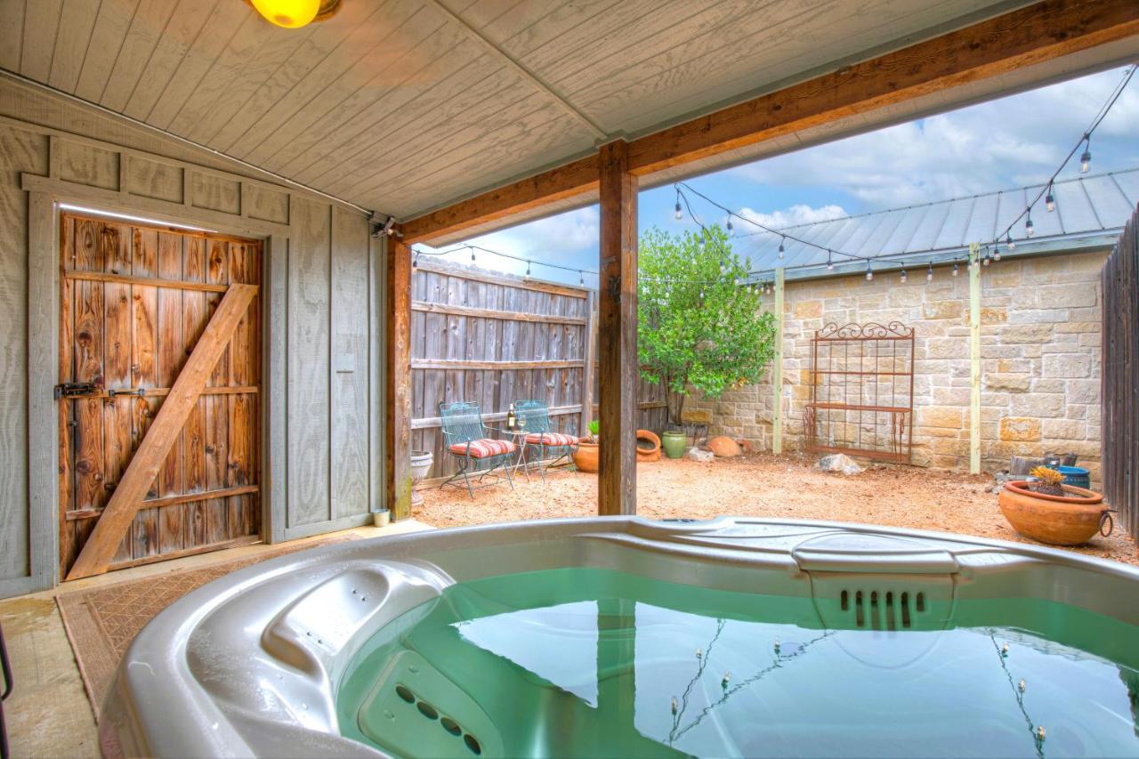 Romantic Oasis With Hot Tub Near Fred And Wineries! Fredericksburg Esterno foto